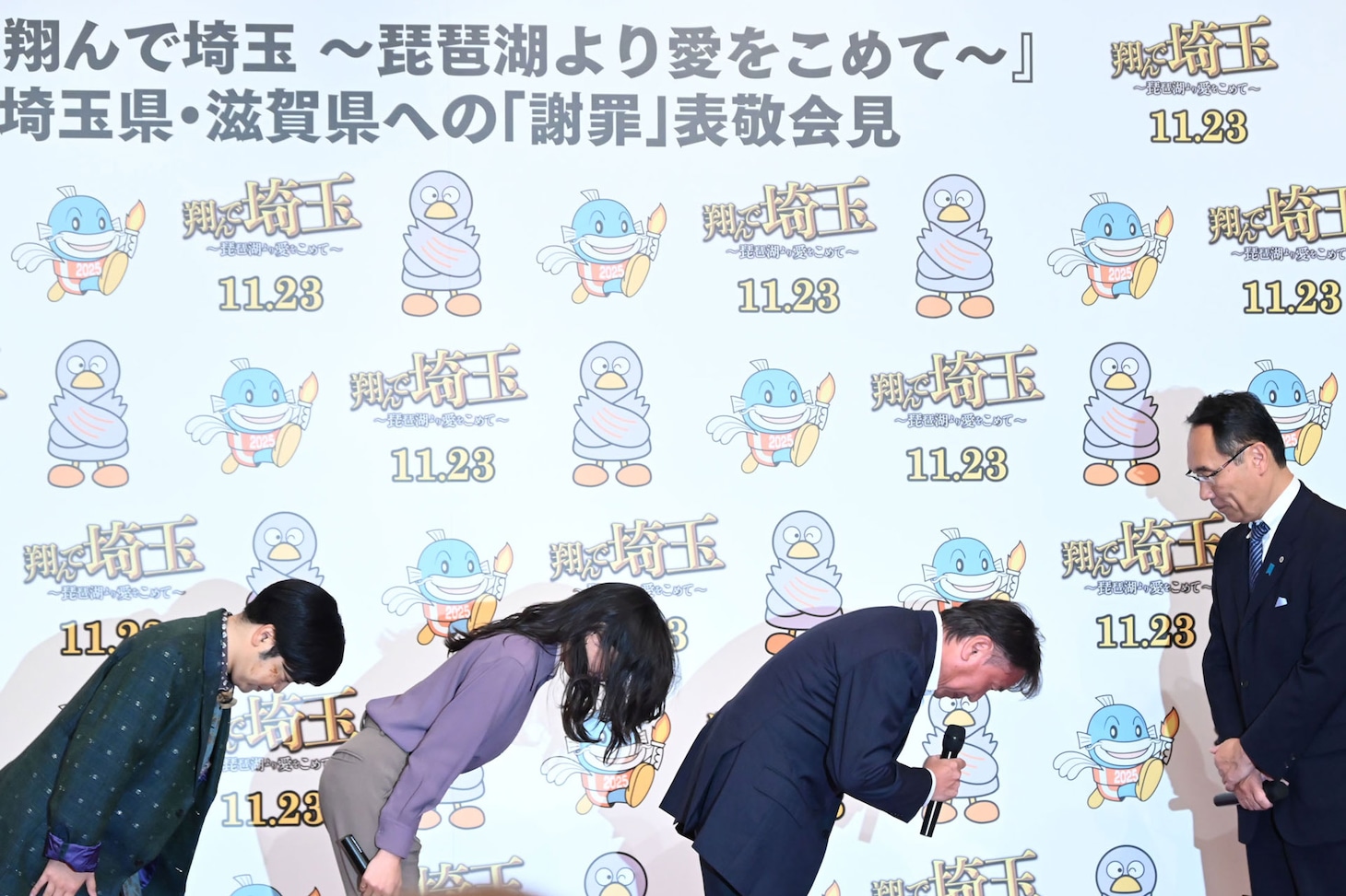 「翔んで埼玉 ～琵琶湖より愛をこめて～」表敬会見にて、埼玉県知事・大野元裕（右）に謝罪する様子。