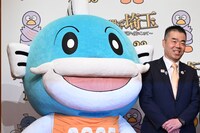 左から滋賀県イメージキャラクターのキャッフィー、滋賀県知事の三日月大造。