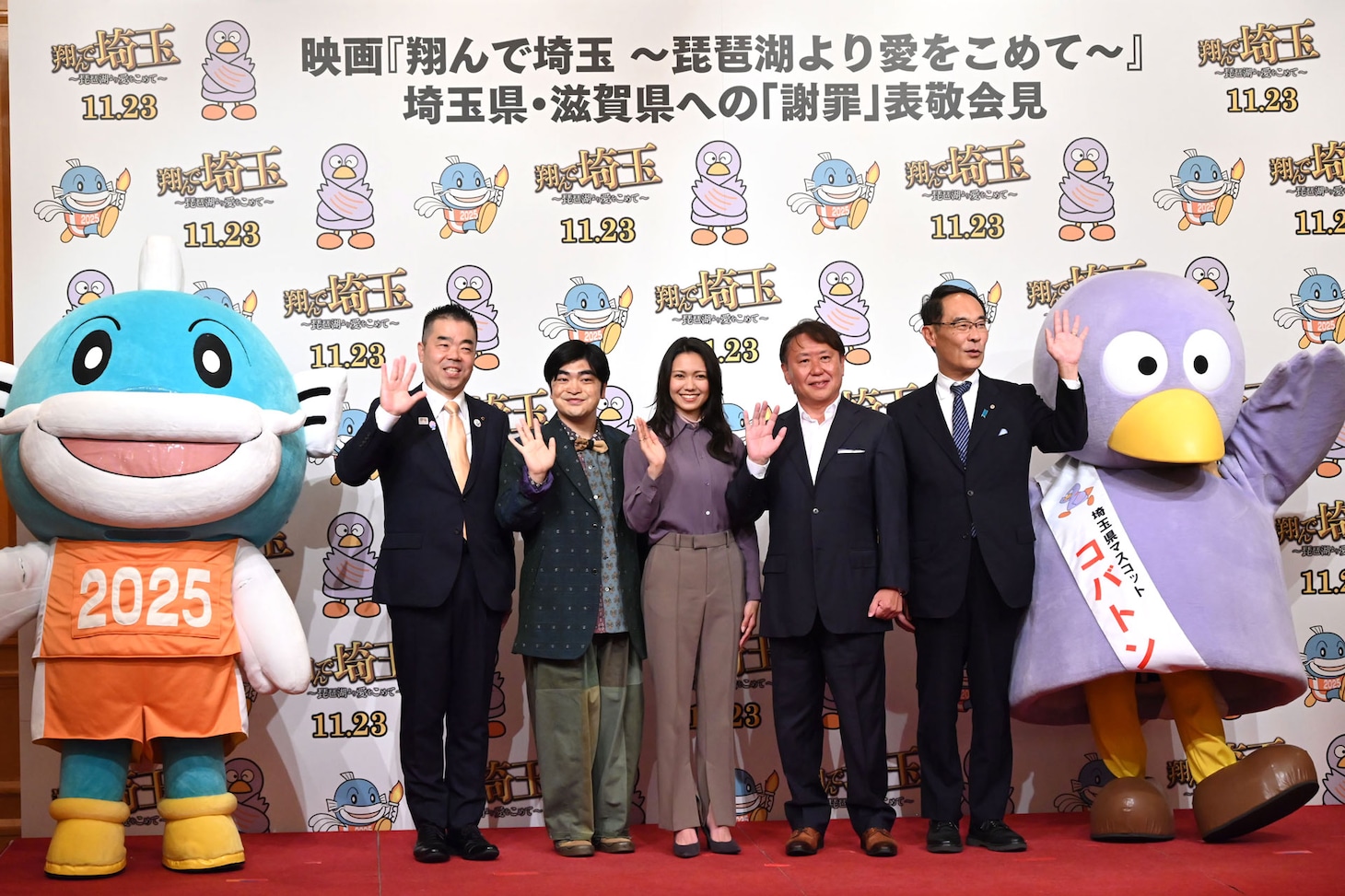 左からキャッフィー、三日月大造、加藤諒、二階堂ふみ、武内英樹、大野元裕、コバトン。