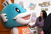 キャッフィーに挨拶する二階堂ふみ（右）。