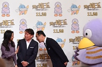 コバトン（右）に挨拶する二階堂ふみ（左）。