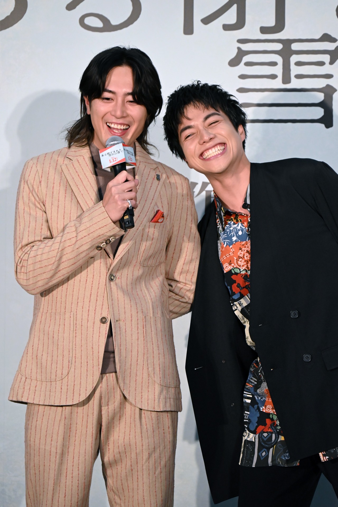 左から間宮祥太朗、重岡大毅。