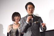 「本当ようしゃべる」と尾野真千子を指さす堤真一（手前）。