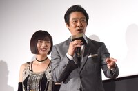 「本当ようしゃべる」と尾野真千子を指さす堤真一（手前）。