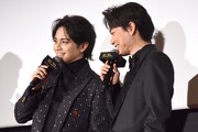 「負けないよ」と言い合う中島健人（左）と山崎育三郎（右）。