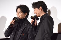「負けないよ」と言い合う中島健人（左）と山崎育三郎（右）。