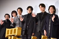 左から水田伸生、池田エライザ、堤真一、中島健人、山崎育三郎、尾野真千子。