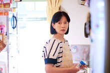 岡優子役の坂井真紀。