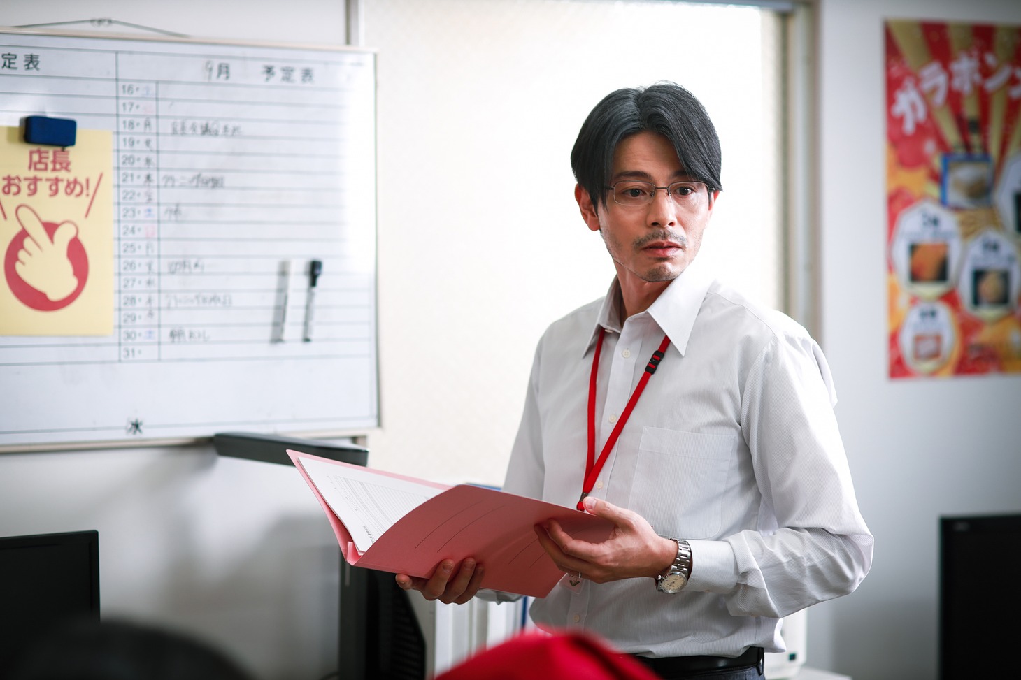 「泥濘の食卓」第1話の場面写真。