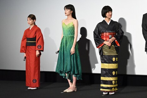 左から桃果、服部樹咲、水川あさみ。