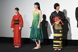 左から桃果、服部樹咲、水川あさみ。