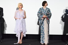 左からアオイヤマダ、武田玲奈。