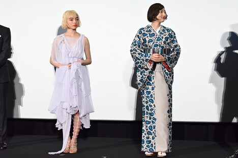 左からアオイヤマダ、武田玲奈。