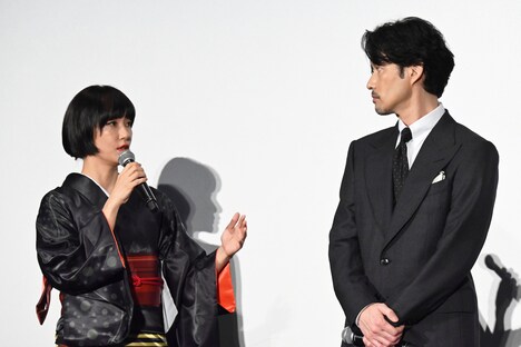 「唄う六人の女」完成披露上映会の様子。