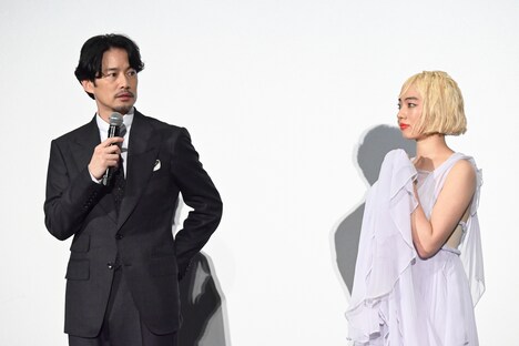 「唄う六人の女」完成披露上映会の様子。