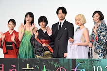 「唄う六人の女」完成披露上映会の様子。左から桃果、服部樹咲、水川あさみ、竹野内豊、アオイヤマダ、武田玲奈。