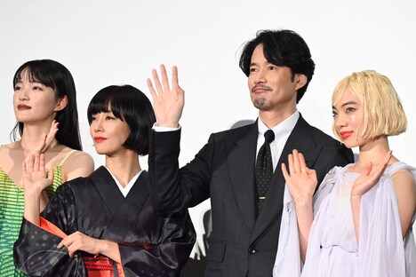 「唄う六人の女」完成披露上映会の様子。