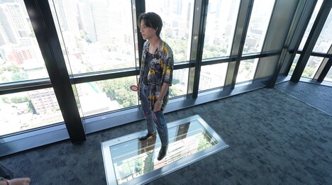 「Gulf in TOKYO 3」より、東京タワーの透明な床の上に立つGulf。