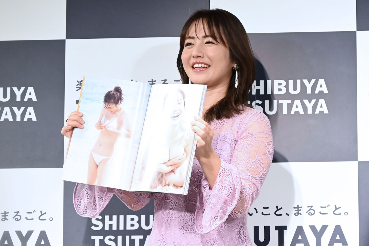 「ジャーン！」と言いながらお気に入りカットのページを開く磯山さやか。