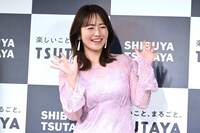 カメラに手を振る磯山さやか。