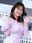 振り向きざまに手を振る磯山さやか。