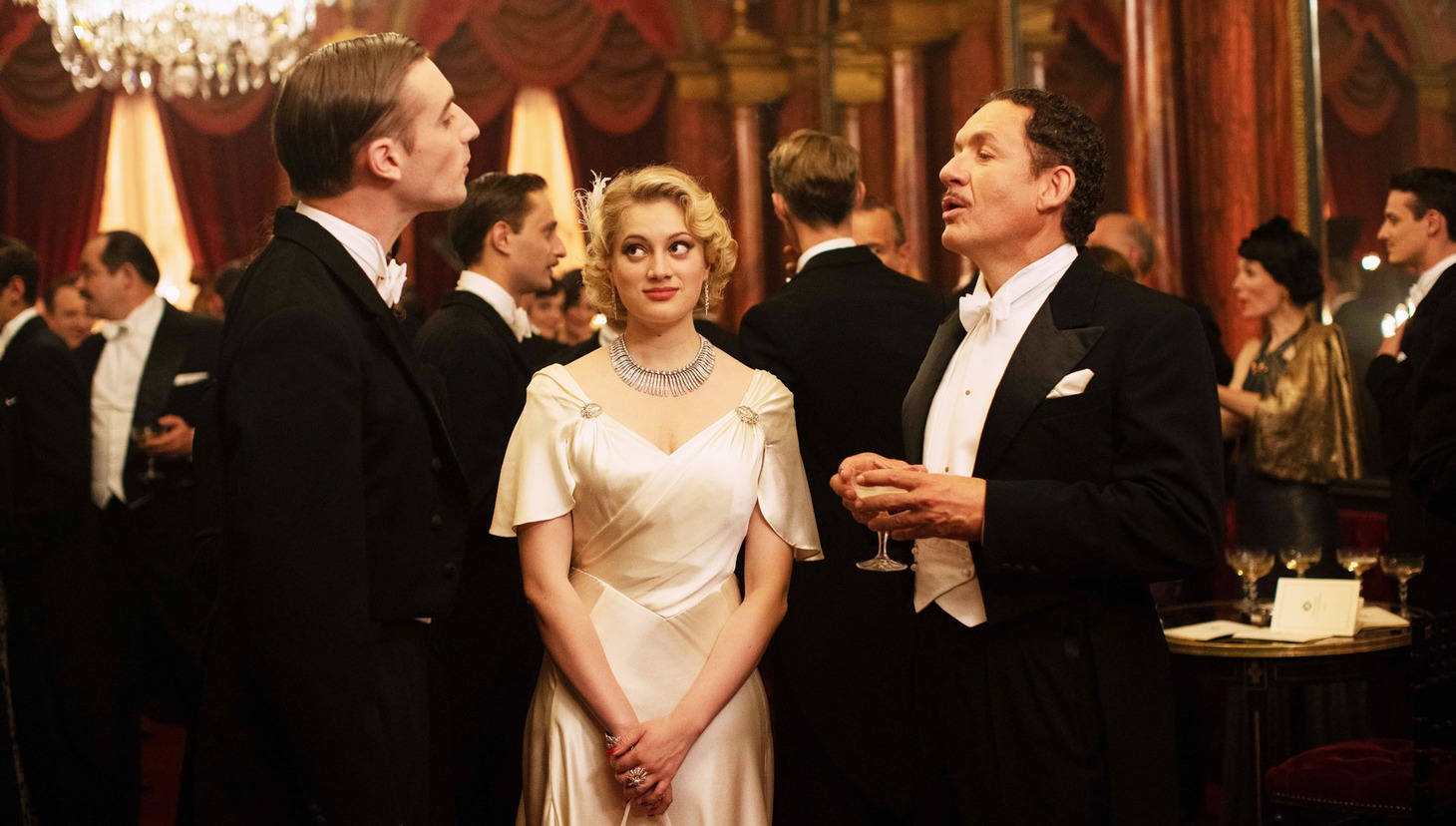 「私がやりました」より、ナディア・テレスキウィッツ演じるマドレーヌ（中央）。