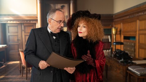 「私がやりました」より、イザベル・ユペール演じるオデット（右）。