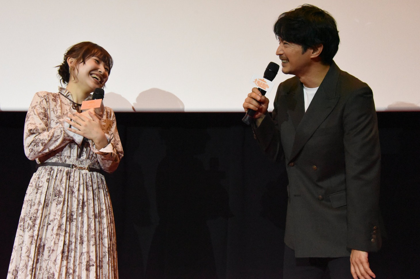 左から川井田夏海、津田健次郎。