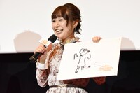 注目シーンを描いたフリップを見せる川井田夏海。