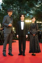 映画祭のクロージングを飾る「ゴジラ-1.0」の監督・キャストたち。左から山崎貴、神木隆之介、浜辺美波。