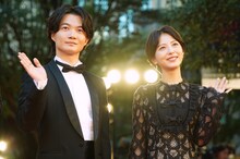 左から神木隆之介、浜辺美波。