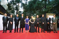 コンペティションで上映される「曖昧な楽園」のスタッフ・キャストたち。