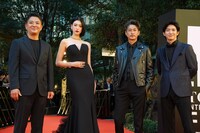 特別上映される「ナックルガール」の監督・キャストたち。左からチャン、三吉彩花、窪塚洋介、前田公輝。