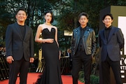 特別上映される「ナックルガール」の監督・キャストたち。左からチャン、三吉彩花、窪塚洋介、前田公輝。