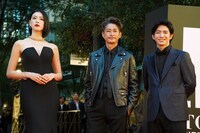 左から三吉彩花、窪塚洋介、前田公輝。