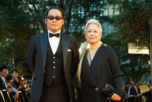 コンペティションで上映される「わたくしどもは。」で監督を務めた富名哲也（左）とプロデューサーの畠中美奈（右）。