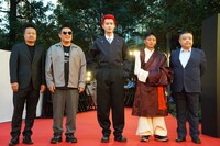 コンペティションで上映される「雪豹」のスタッフ・キャスト陣。