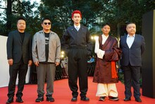 コンペティションで上映される「雪豹」のスタッフ・キャスト陣。