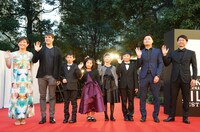 Nippon Cinema Nowで上映される「小学校～それは小さな社会～」のスタッフ・出演者たち。