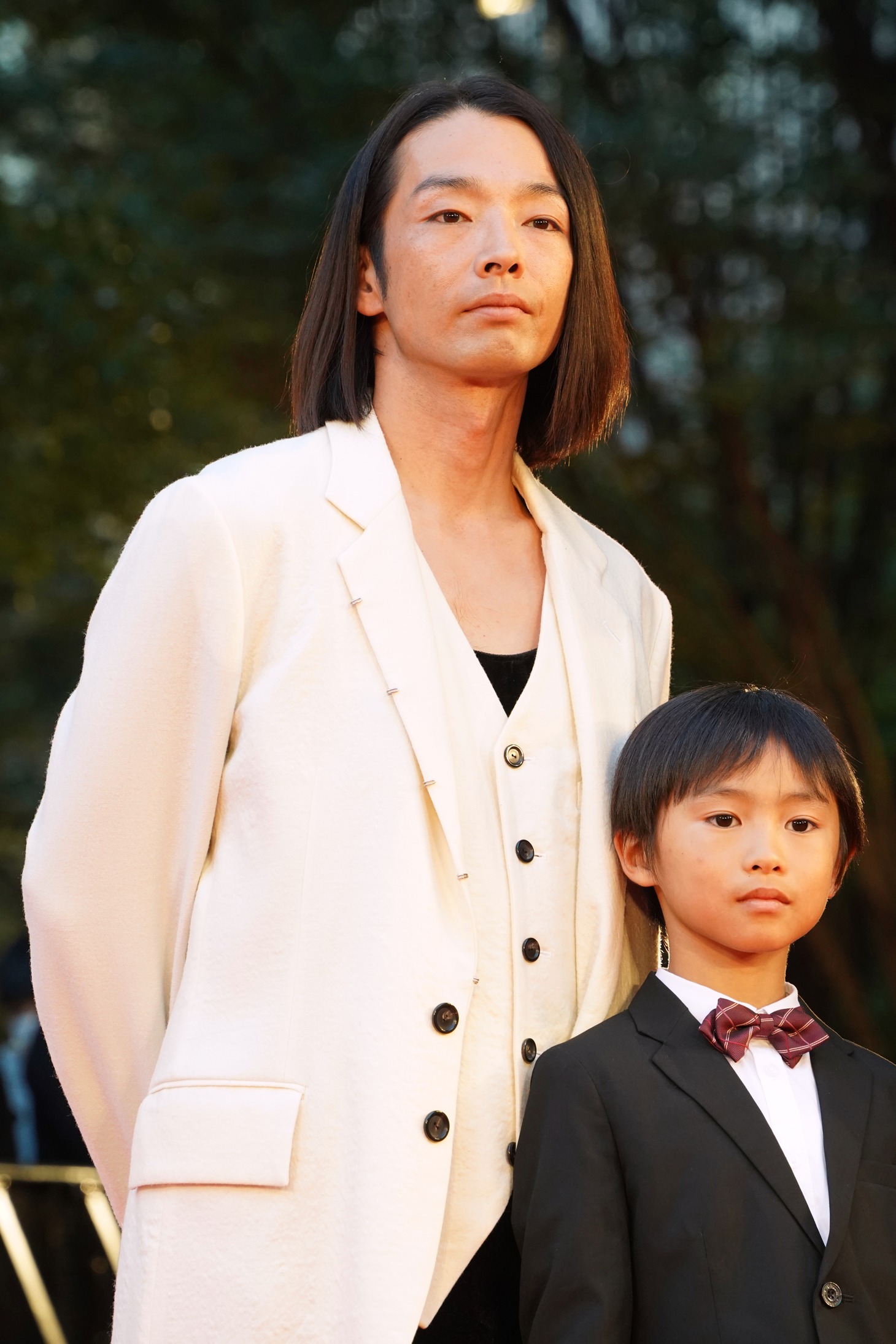 左から森山未來、塚尾桜雅。