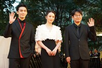 コンペティションで上映される「西湖畔に生きる」のスタッフ・キャストたち。