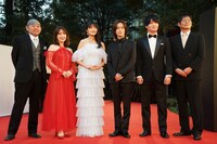 アニメーション部門で上映される「駒田蒸留所へようこそ」のスタッフ・キャストたち。