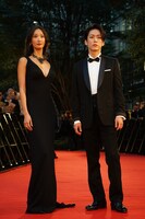 左から菜々緒、亀梨和也。