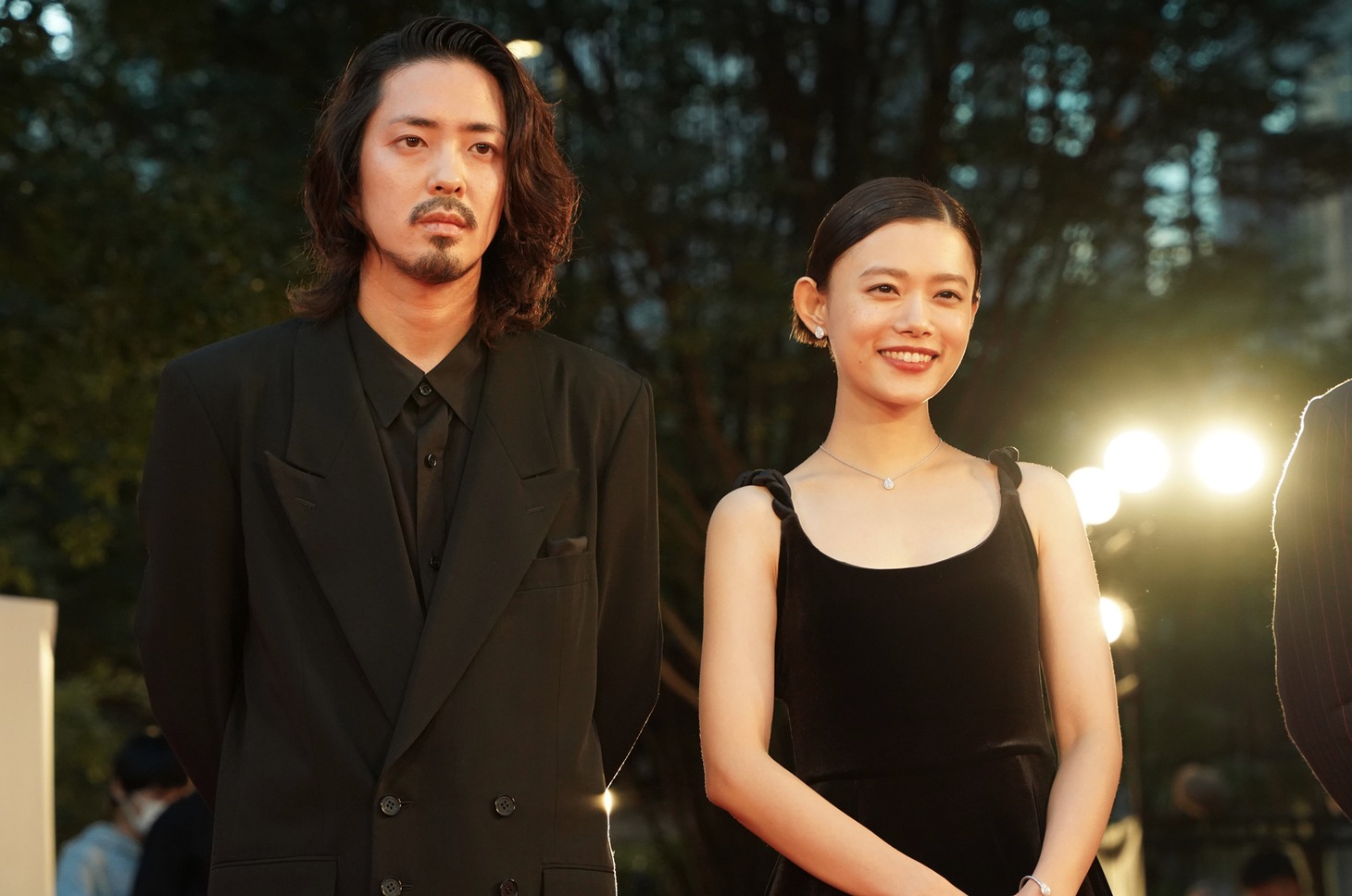 左から若葉竜也、杉咲花。