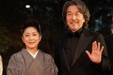 左から石川さゆり、役所広司。