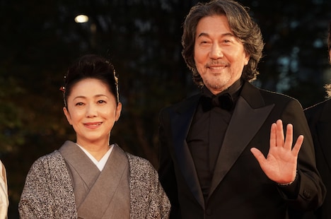 左から石川さゆり、役所広司。
