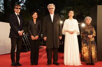 コンペティションの審査員たち。左からアルベルト・セラ、チャン・ティ・ビック・ゴック、ヴィム・ヴェンダース（審査委員長）、チャオ・タオ、國實瑞惠。