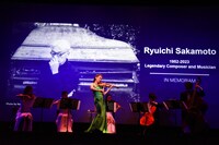 川井郁子（中央）