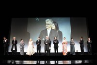 左から高崎卓馬、田中泯、石川さゆり、アオイヤマダ、柄本時生、ヴィム・ヴェンダース、役所広司、中野有紗、麻生祐未、三浦友和、柳井康治。