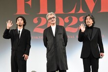 左から柄本時生、ヴィム・ヴェンダース、役所広司。